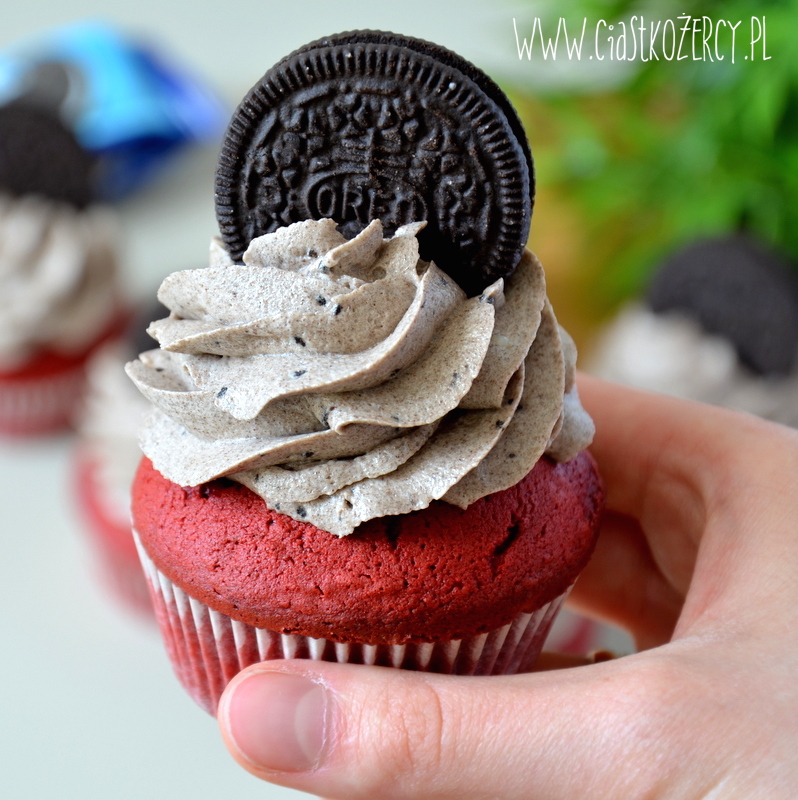 Babeczki Red Velvet z Oreo 1