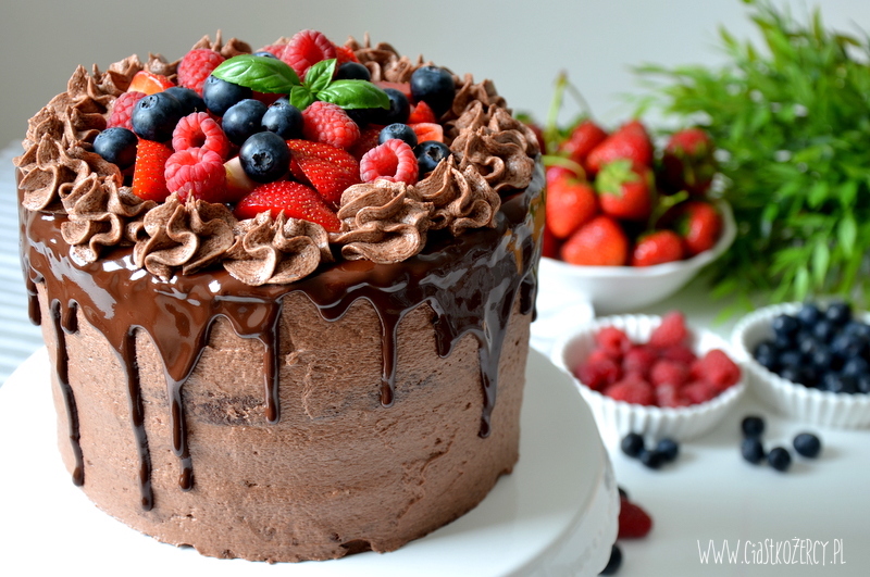 tort czekoladowy owoce leśne
